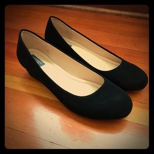Black wedges